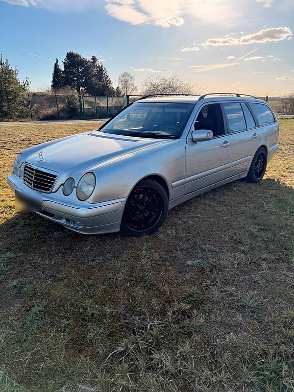 Second-hand Mercedes E240 170 CP (125 kW) 2000 Argintiu Break