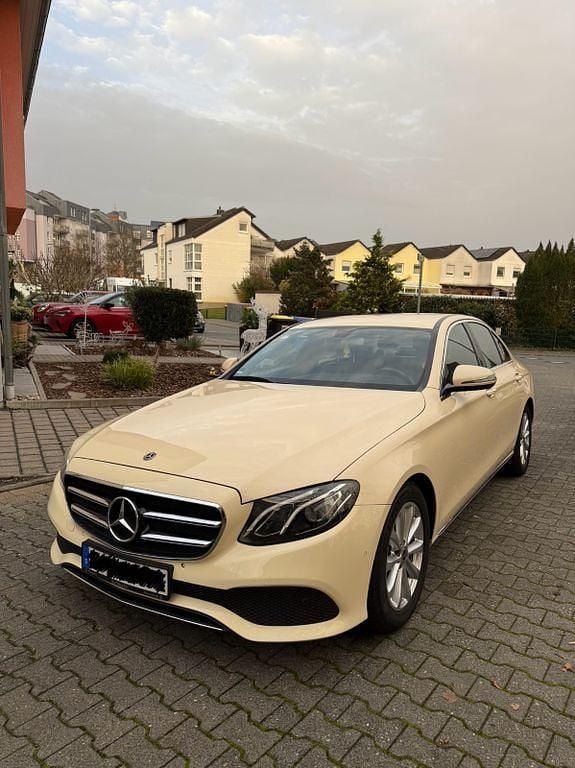 Gebraucht Mercedes E200 Avantgarde 160 PS (117 kW) 2019 Beige Limousine
