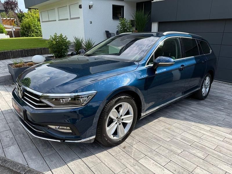 Blau Gebraucht 2023 VW Passat Elegance Kombi | 23.850 € (Fairer Preis) - Bild 1/4