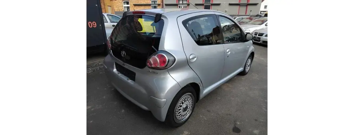 Używany Toyota Aygo Cool 68 KM (50 kW) 2012 Srebrny Hatchback