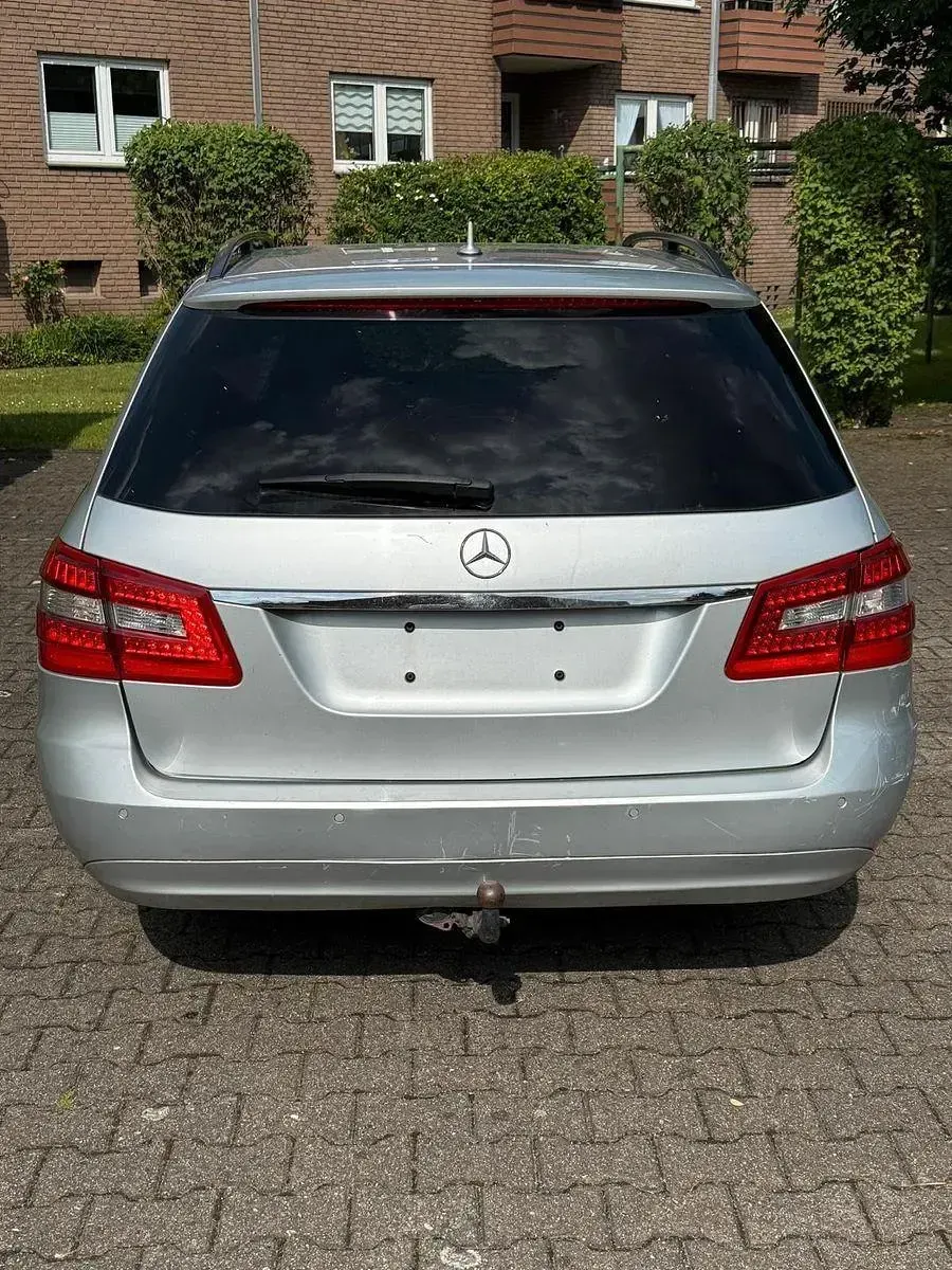 Usado Mercedes E200 Elegance 136 CV (100 kW) 2010 Plateado Familiar