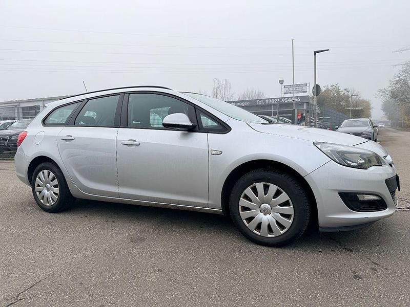 Gebraucht Opel Astra Edition 110 PS (80 kW) 2013 Argonsilber/sovereign/switchbl Kombi