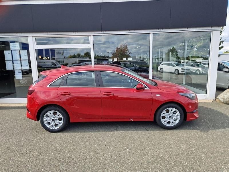 Neu Kia Ceed Vision 140 PS (102 kW) 2025 Rot Kleinwagen