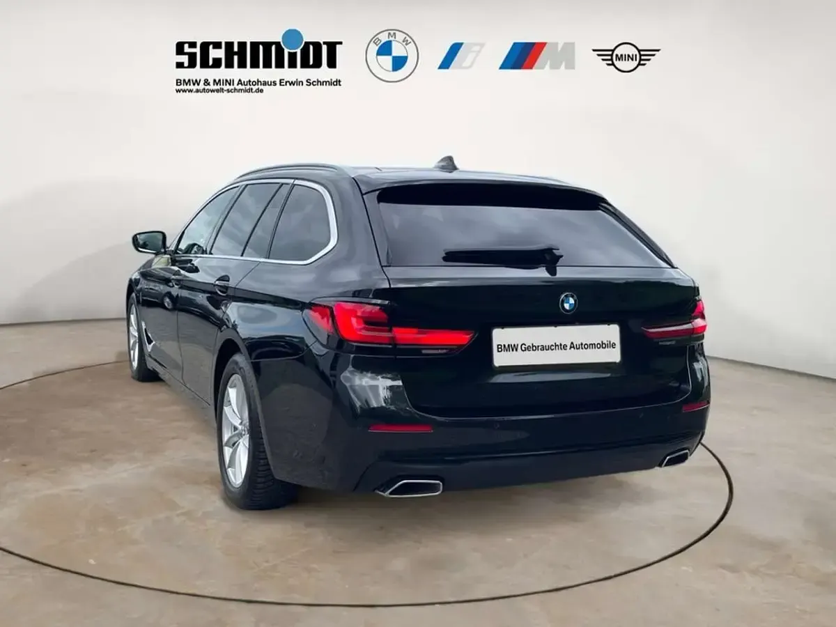 Gebraucht BMW 520 190 PS (139 kW) 2023 Saphirschwarz metallic Kombi