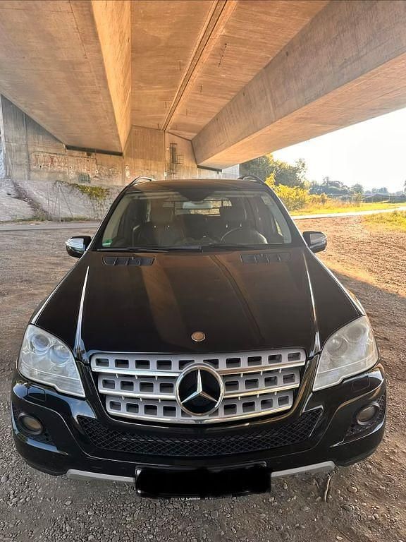 Schwarz Gebraucht 2009 Mercedes ML350 SUV | 9.950 € (Etwas zu teuer) - Bild 1/4