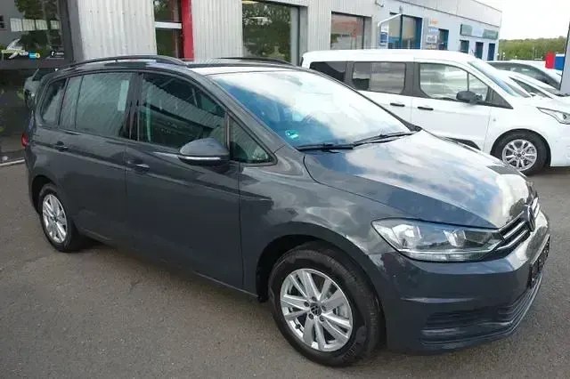 Gebraucht VW Touran Comfortline 150 PS (110 kW) 2022 Grau Van / Kleinbus