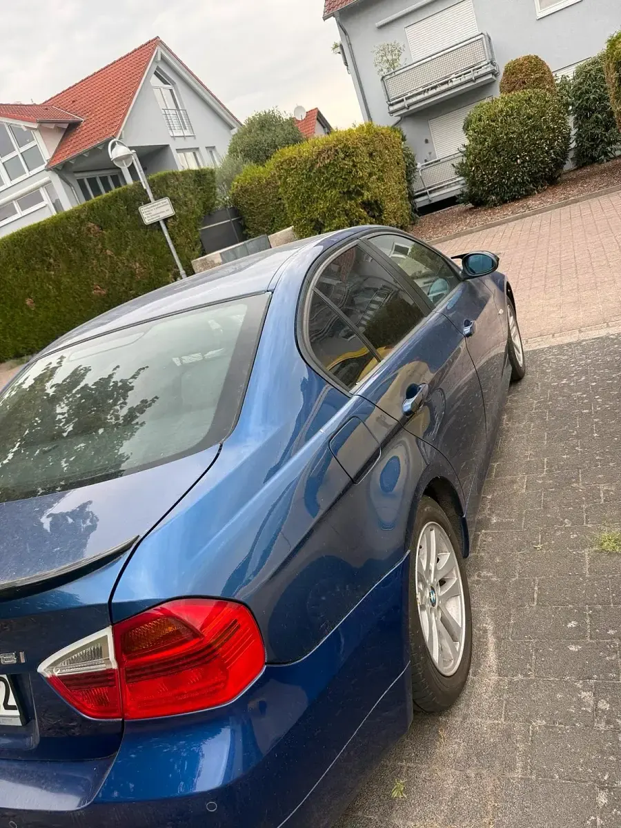 Gebraucht BMW 318 150 PS (110 kW) 2011 Blau Limousine