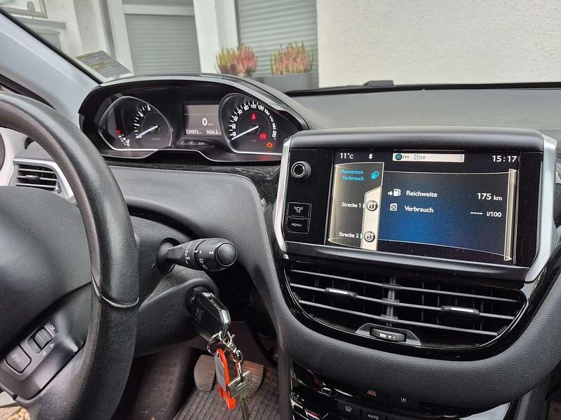 Gebraucht Peugeot 208 Allure 95 PS (69 kW) 2012 Weiß Kleinwagen