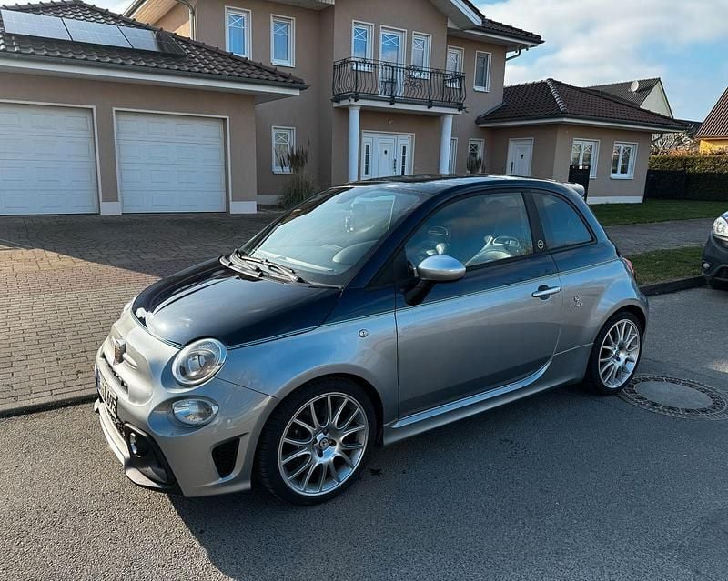 Silber Gebraucht 2017 Abarth 695 Rivale 175th Anniversary Kleinwagen | 22.490 € (Fairer Preis) - Bild 1/4