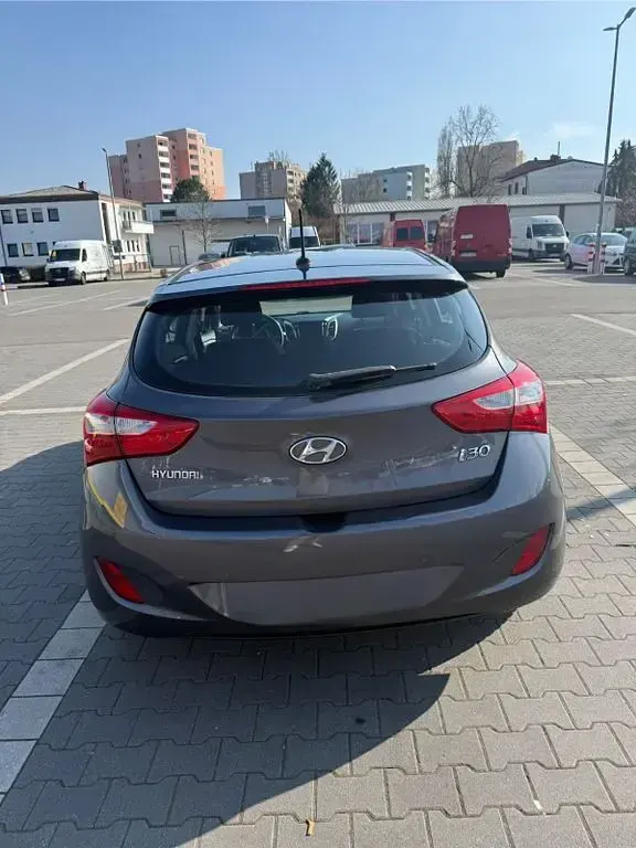 Gebraucht Hyundai i30 Trend 101 PS (74 kW) 2017 Grau Limousine