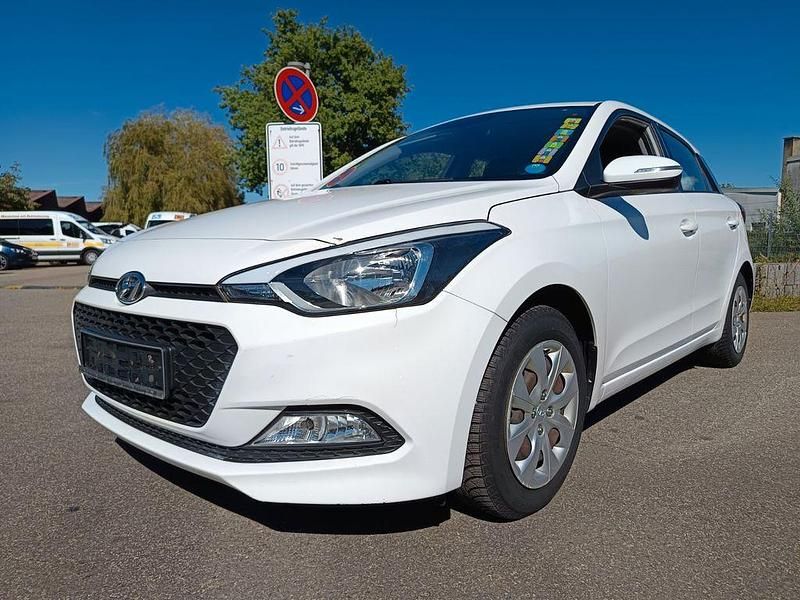 Polar white / sol Gebraucht 2015 Hyundai i20 Limousine | 5.999 € (Fairer Preis) - Bild 1/4