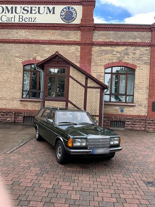 Gebraucht Mercedes 200 109 PS (80 kW) 1983 Grün Kombi