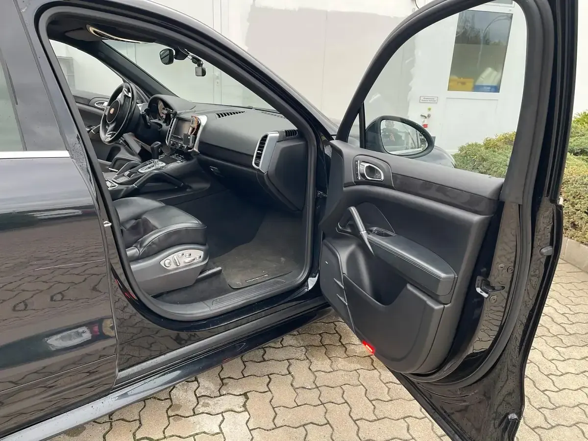 Second-hand Porsche Cayenne 245 CP (180 kW) 2012 Negru SUV