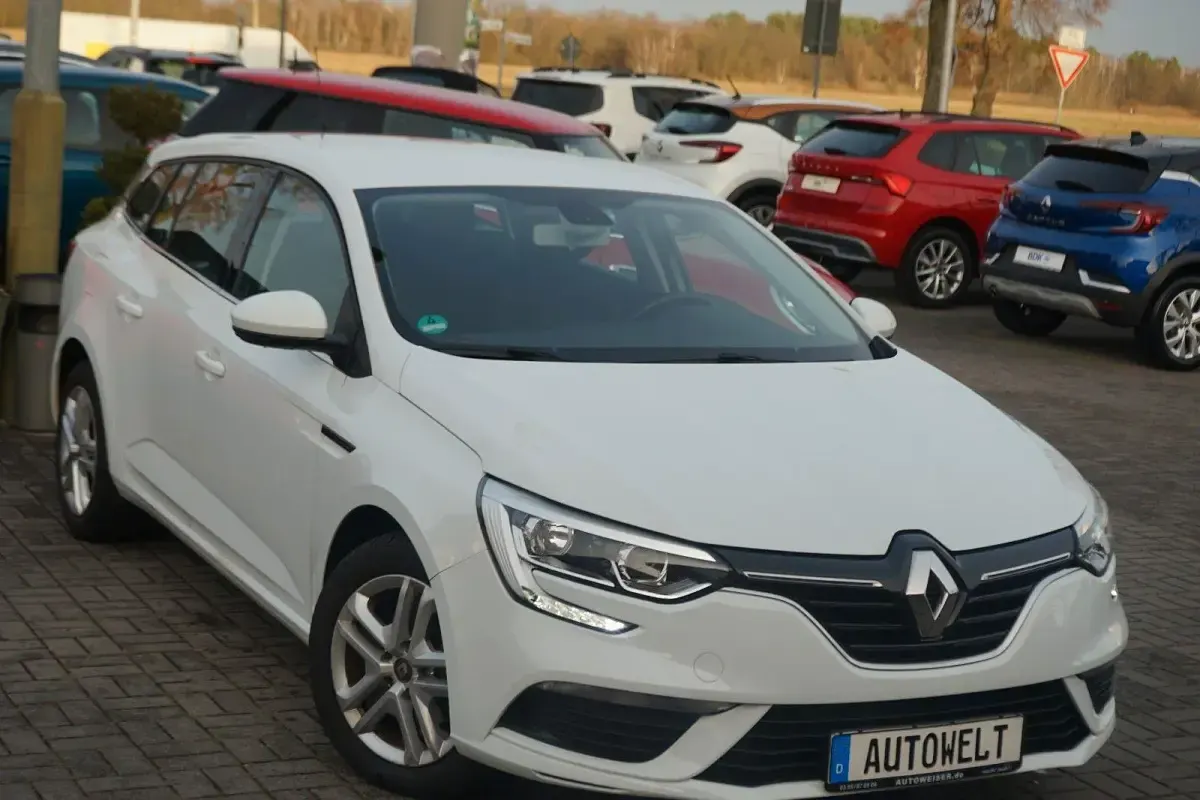 Gebraucht Renault Mégane GrandTour Play 101 PS (74 kW) 2018 Weiß Kombi