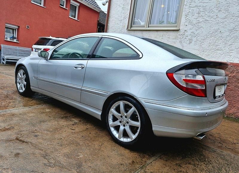 Silber Gebraucht 2007 Mercedes C200 Coupé | 5.699 € - Bild 1/4