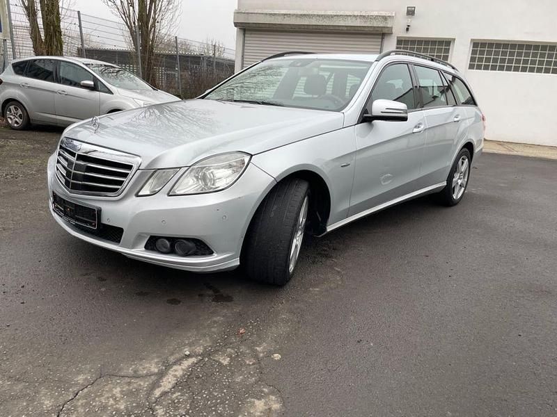 Gebraucht Mercedes E250 204 PS (150 kW) 2011 Silber Kombi