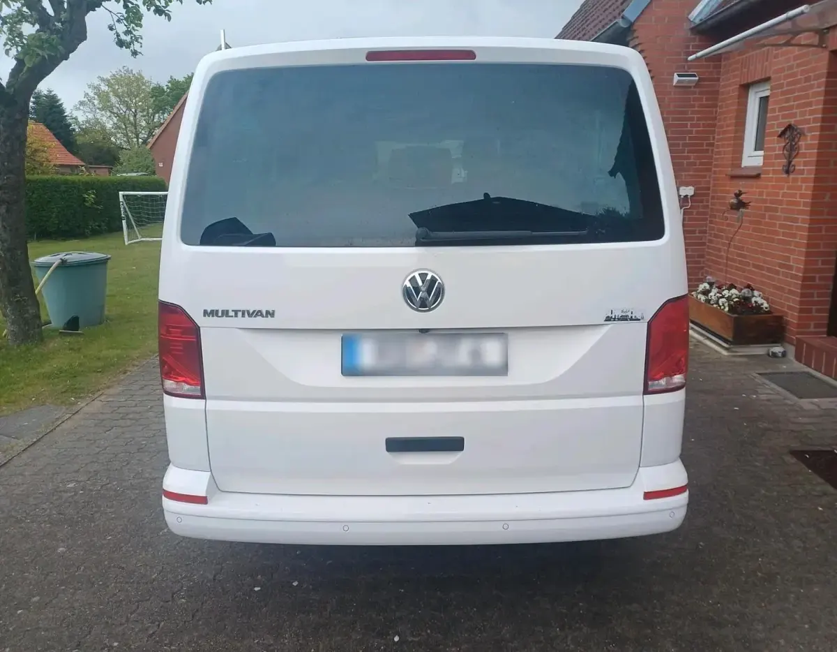 Gebraucht VW Multivan 110 PS (80 kW) 2021 Weiß Van / Kleinbus