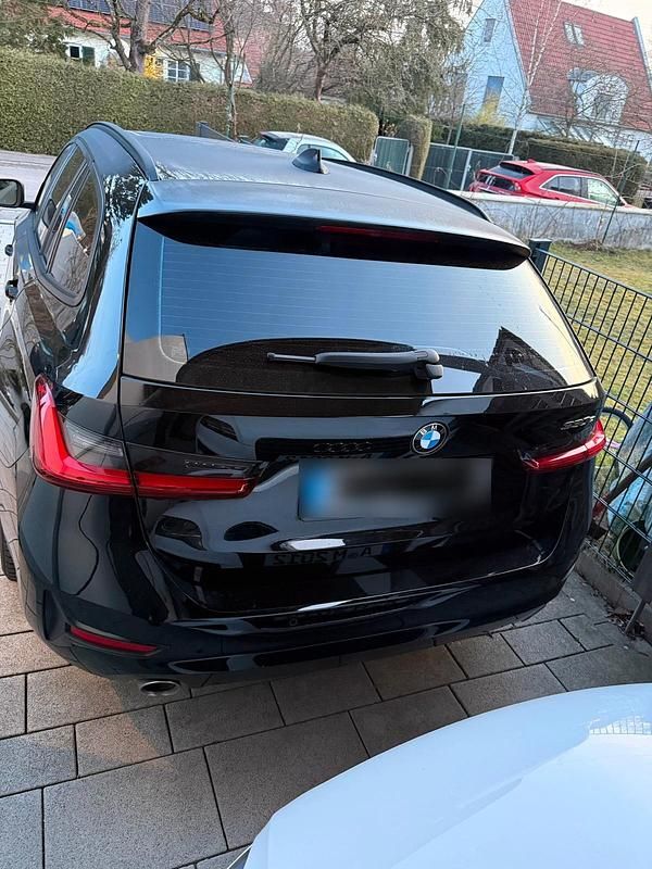 Gebraucht BMW 330e Advantage 292 PS (214 kW) 2021 Schwarz Kombi
