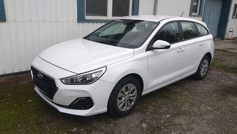Weiß Gebraucht 2020 Hyundai i30 Select Kombi | 11.990 € (Superpreis) - Bild 1/4