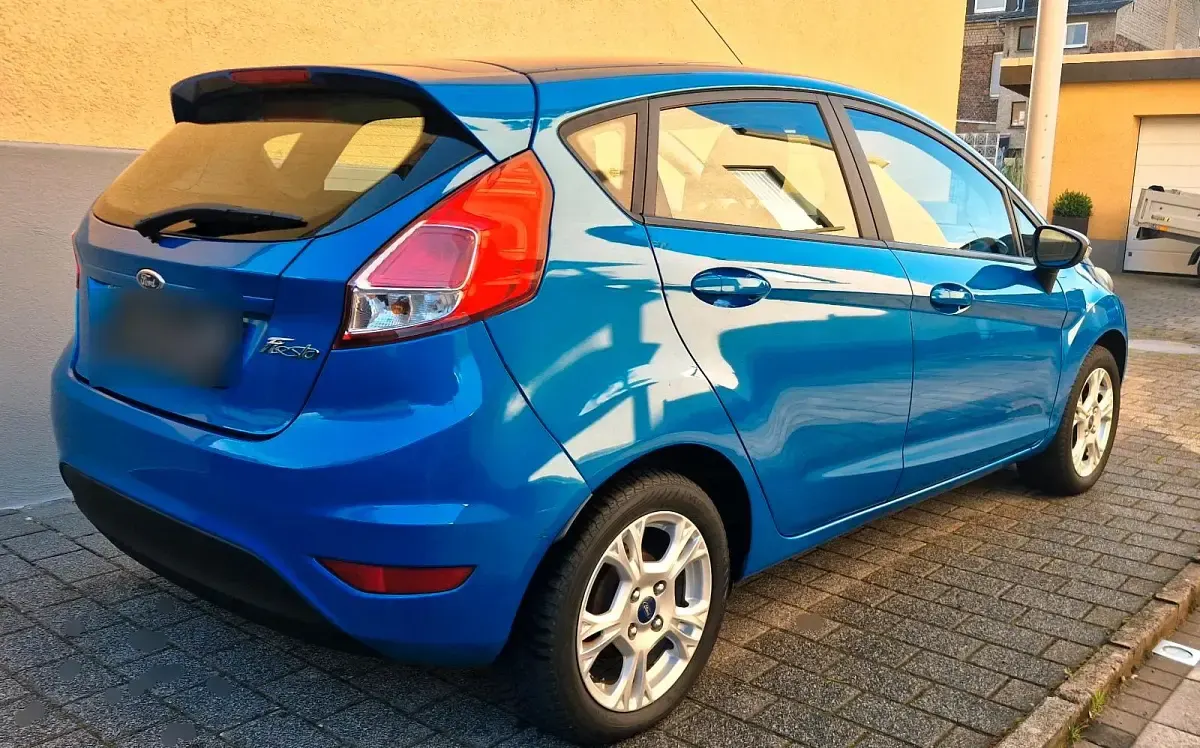 Gebraucht Ford Fiesta 65 PS (47 kW) 2014 Blau Kleinwagen