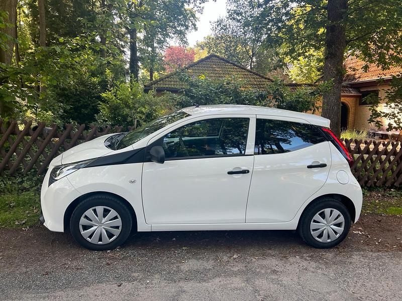 Weiß Gebraucht 2019 Toyota Aygo Kleinwagen | 9.200 € (Fairer Preis) - Bild 1/4