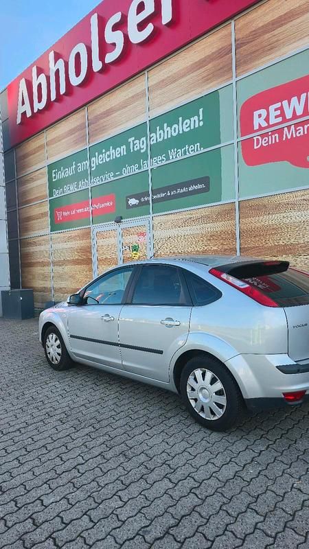 Grau Gebraucht 2007 Ford Focus Limousine | 5.400 € (Teuer) - Bild 1/2