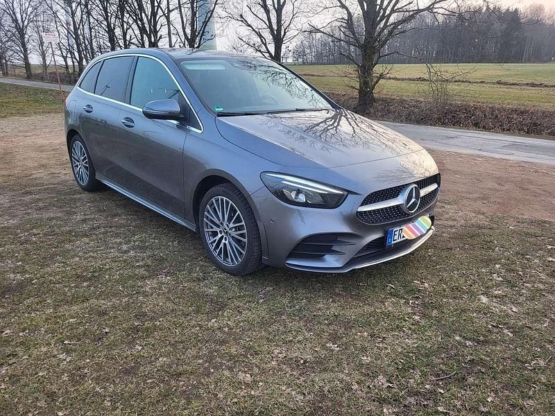 Grau Gebraucht 2022 Mercedes B250e AMG Van / Kleinbus | 32.600 € (Teuer) - Bild 1/4