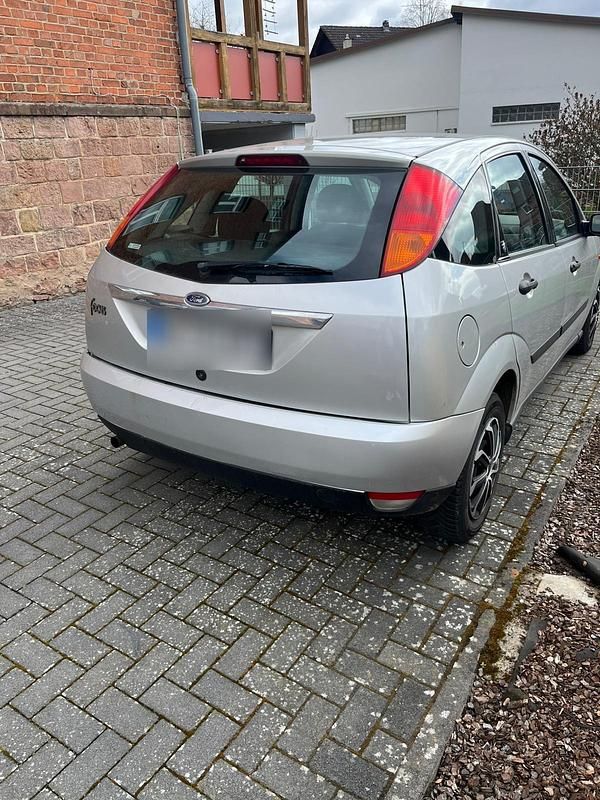 Gebraucht Ford Focus 100 PS (73 kW) 2001 Silber Limousine