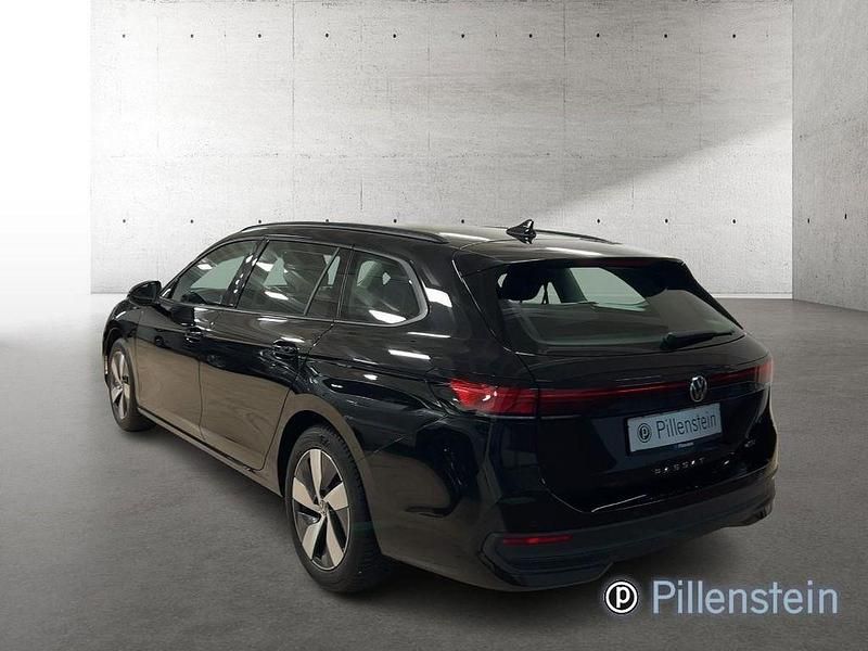 Gebraucht VW Passat Basis 150 PS (110 kW) 2024 Schwarz Limousine