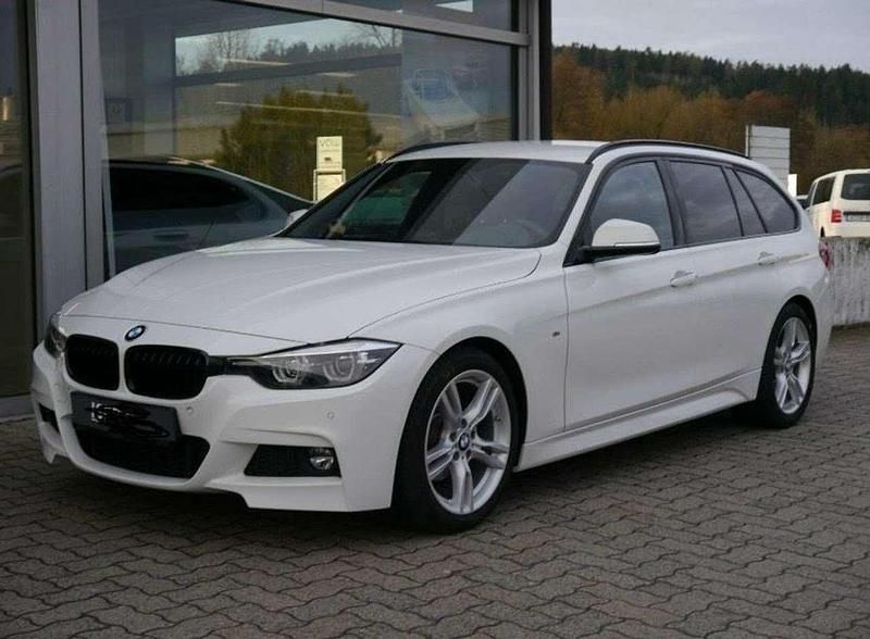 Weiß Gebraucht 2018 BMW 320 M Sport Kombi | 27.499 € - Bild 1/4