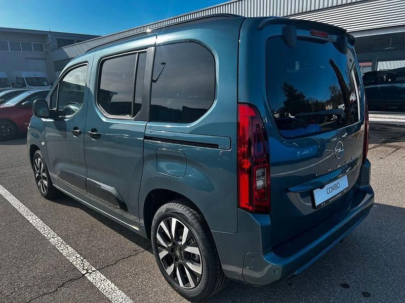 Neu Opel Combo Life 131 PS (96 kW) 2026 Rot Van / Kleinbus