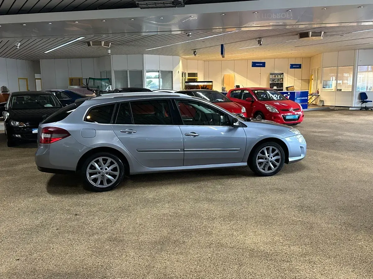 Gebraucht Renault Laguna III Dynamique 140 PS (102 kW) 2010 Silber Kombi
