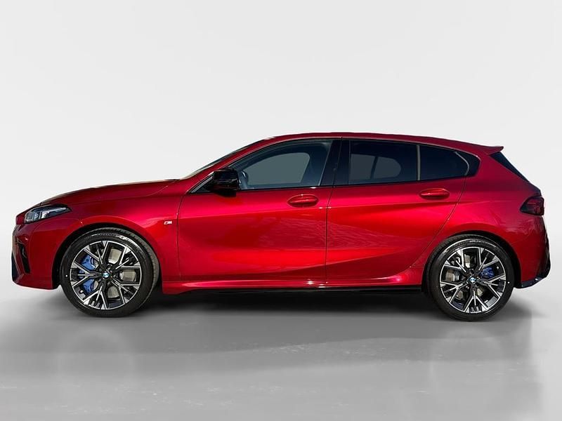 Neu BMW M135 M Sport 301 PS (221 kW) 2026 Fire red metallic Kleinwagen