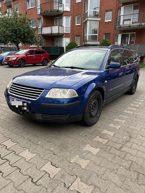 Blau Gebraucht 2001 VW Passat Kleinwagen | 895 € (Superpreis) - Bild 1/4