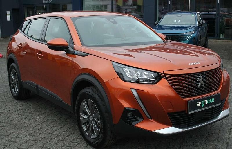 Gebraucht Peugeot e-2008 Active 100 kW (136 PS) 2022 Orange fusion SUV