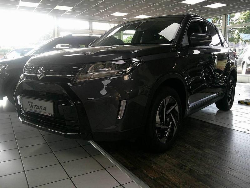 Grau Neu 2025 Suzuki Vitara Comfort+ SUV | 28.780 € (Etwas zu teuer) - Bild 1/4