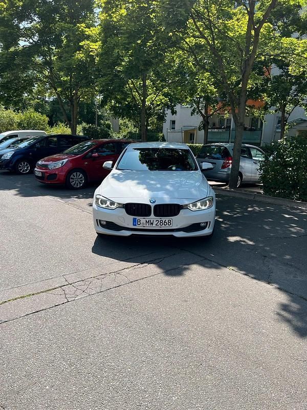 Weiß Gebraucht 2013 BMW 318 Kombi | 6.600 € (Fairer Preis) - Bild 1/4