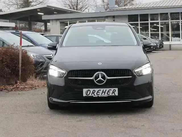 Gebraucht Mercedes B200 Style 163 PS (119 kW) 2023 Schwarz Kleinwagen