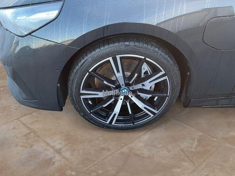 Gebraucht BMW 550e M Sport 489 PS (359 kW) 2024 Schwarz Limousine