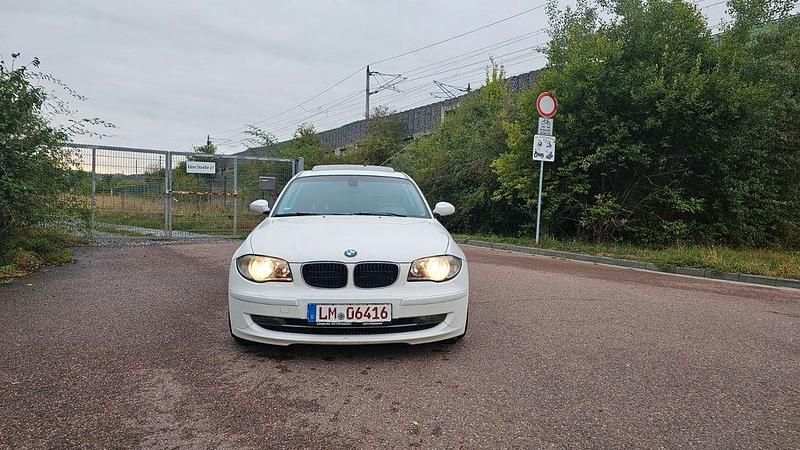 Weiß Gebraucht 2009 BMW 116 Sport Line Kleinwagen | 4.999 € (Etwas zu teuer) - Bild 1/4