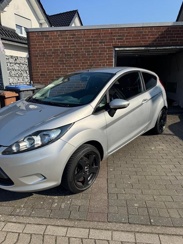 Gebraucht Ford Fiesta 60 PS (44 kW) 2010 Silber Kleinwagen