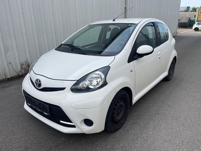 Weiß Gebraucht 2013 Toyota Aygo Cool Kleinwagen | 3.490 € (Guter Preis) - Bild 1/4