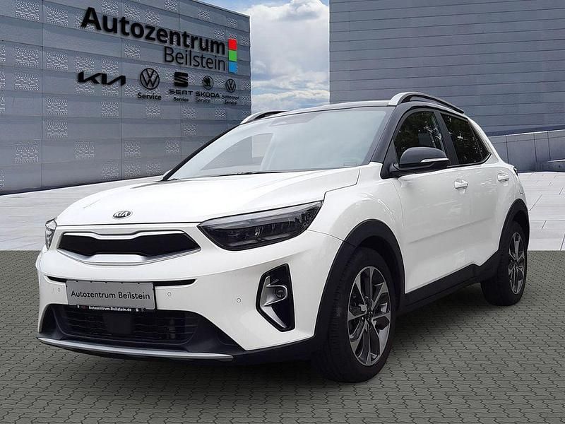 Schneeweiß/schwarz Gebraucht 2021 Kia Stonic Spirit SUV | 18.990 € (Fairer Preis) - Bild 1/4