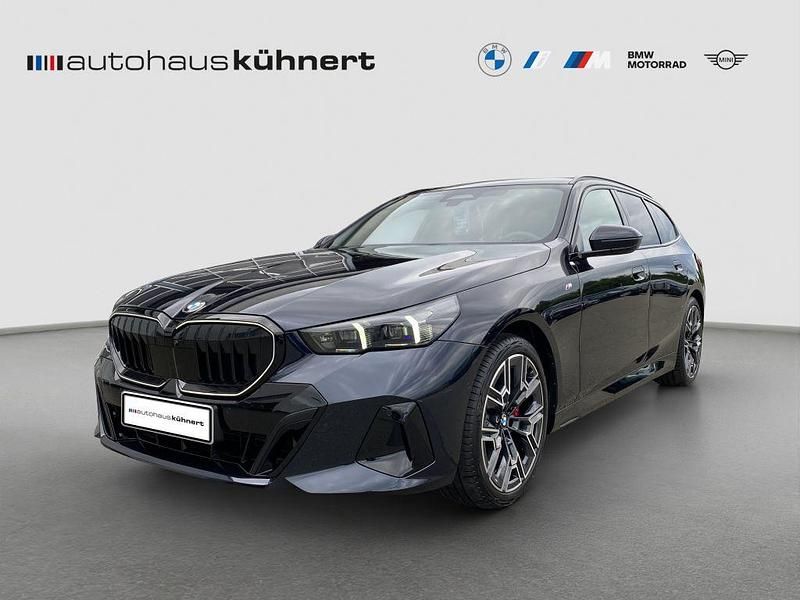 Black sapphire metallic Neu 2025 BMW 520 M Sport Kombi | 89.210 € - Bild 1/4