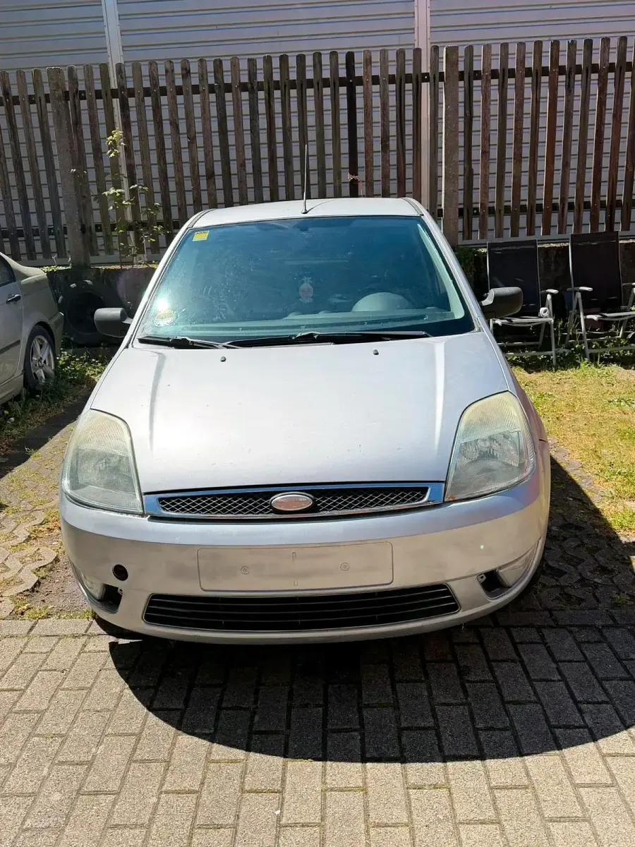 Second-hand Ford Fiesta 68 CP (50 kW) 2005 Gri Hatchback