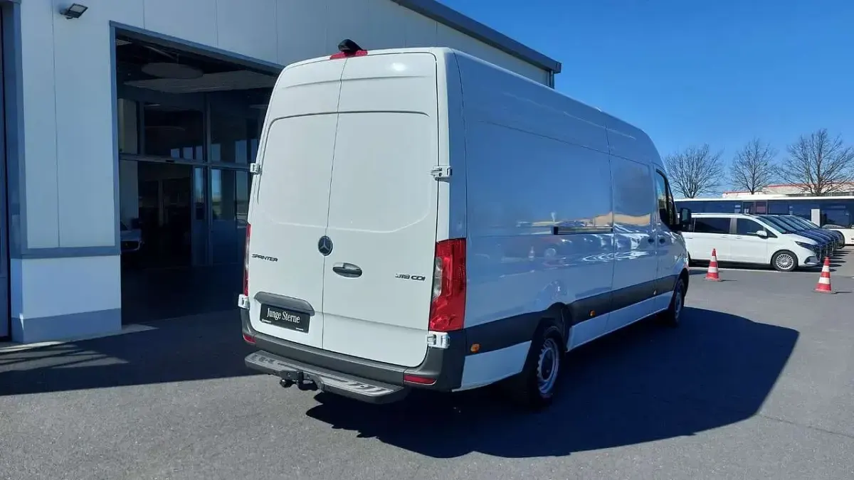 Gebraucht Mercedes Sprinter 190 PS (139 kW) 2026 Weiß Van