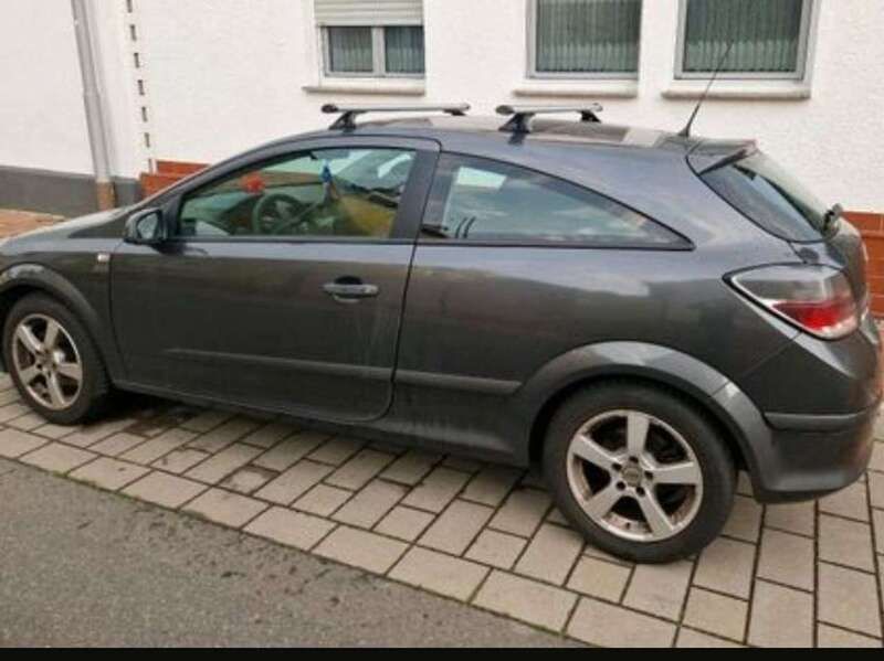 Grau Gebraucht 2009 Opel Astra GTC Coupé | 1.800 € - Bild 1/4