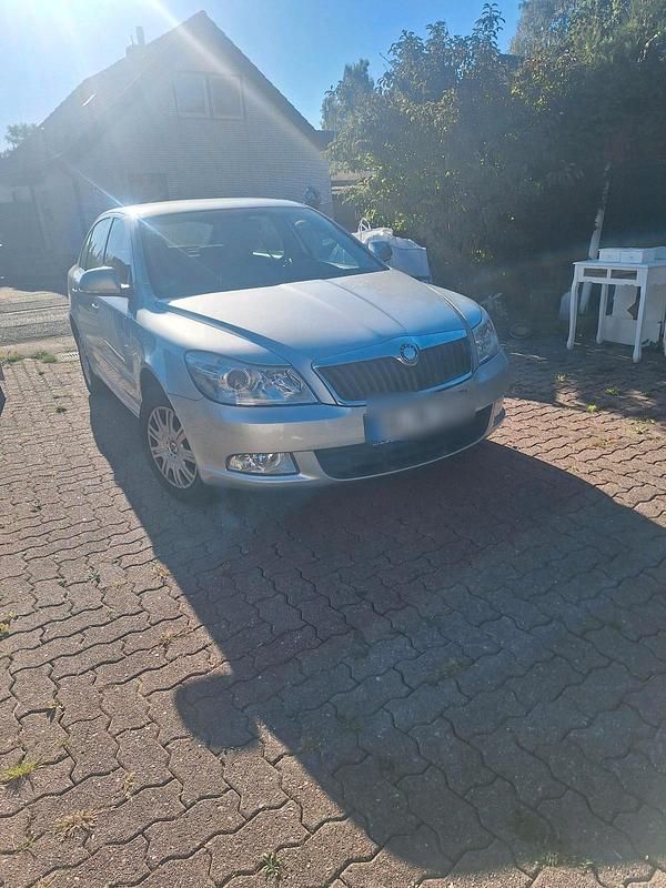 Grau Gebraucht 2009 Skoda Octavia Limousine | 4.200 € - Bild 1/4