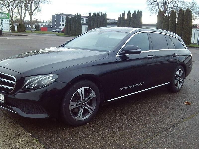 Gebraucht Mercedes E220 Avantgarde 194 PS (142 kW) 2019 Obsidianschwarz (metallic) Kombi