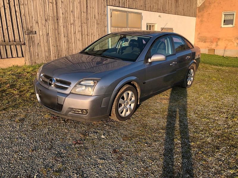 Grau Gebraucht 2005 Opel Vectra Limousine | 2.300 € (Etwas zu teuer) - Bild 1/4